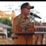 Bupati Bangka Mulkan saat panen raya padi (babel.antaranews.com)-1673594014