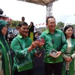 Bupati Belitung Sahani Saleh bersama istri (Kiri) didampingi wakil Bupati Belitung Isyak Meirobie (Kanan) (ANTARA/Kasmono)-1672628474