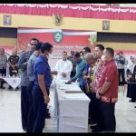 Bupati Halikinnor memimpin dimulainya penandatanganan kontrak pengadaan barang/jasa di Kabupaten Kotawaringin Timur, Kamis (12/1/2023). (ANTARA/Norjani)-1673593188