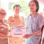 Bupati Mamuju, Sutinah Suhardi menyalurkan bantuan kepada kelompok usaha di Mamuju untuk meningkatkan pendapatan masyarakat Senin (02/1/2023) ANTARA/M Faisal Hanapi-1672712208