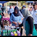 Bupati Sleman Kustini Sri Purnomo saat mengunjungi gerai UMKM di Kapanewon Turi, Sleman. ANTARA/Victorianus Sat Pranyoto-1673859887