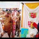 Bupati Solok Selatan, Khairunas (kiri) meninjau stan Solok Selatan Expo di RTH Solok Selatan, Padang Aro, Senin (2/1/2023). (ANTARA)-1672715934