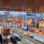 Dokumentasi - Aktivitas bongkar muat kontainer berlangsung di Pelabuhan Tanjung Priok, Jakarta, Kamis (15/12/2022). ANTARA FOTO/Aditya Pradana Putra/YU-1673859778