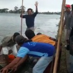 Evakuasi dua korban tenggelam di areal persawahan di Desa Bulungcangkring, Kecamatan Jekulo, Kabupaten Kudus, Jawa Tengah, Selasa (3/1/2023). (ANTARA/HO-Netizen.)-1672713005