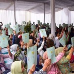 Foto Arsip - Sejumlah warga Jatim menunjukkan sertifikat hak atas tanah dari program pendaftaran tanah sistematis lengkap. (ANTARA/HO-Biro Adpim Jatim)-1673927251