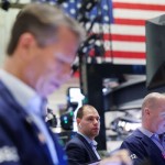 Foto Dokumen: Pedagang bekerja di lantai perdagangan di New York Stock Exchange (NYSE) di New York City, AS, 5 Januari 2023. ANTARA/REUTERS/Andrew Kelly-1673316839