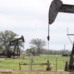 Foto Dokumen: Sebuah pompa angguk yang beroperasi di ladang minyak Luling, Texas, Amerika Serikat, pada 12 Maret 2019. ANTARA/Xinhua/Wang Ying-1673409045