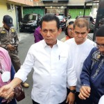 Gubernur Kepri Ansar Ahmad melihat kondisi terkini kawasan kuliner akau potong lembu di Tanjungpinang, Jum'at (13/1). (Ogen)-1673597887