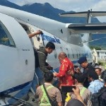 Gubernur Papua Lukas Enembe sesaat sebelum diterbangkan ke Jakarta bersama penyidik KPK, Selasa (10/1). (ANTARA/HO/Dokumen Pribadi)-1673336294