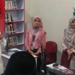 Gubernur Sumbar Mahyeldi (kiri) saat berkunjung ke Pojok Informasi Halal di Masjid Raya Sumbar di Padang, Senin (3/1/2023). (FOTO ANTARA/HO-Kemenag Sumbar)-1672711642