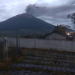 Gunung Kerinci di Provinsi Jambi, erupsi pada Rabu (11/1/2023) pagi dan mengeluarkan abu setinggi 900 meter. FOTO ANTARA/HO-Pos Pengamatan Gunung Kerinci)-1673411843