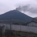 Gunung Kerinci Jambi mengalami erupsi pada Kamis (12/1/2023) pagi dan mengeluarkan abu tebal setinggi 600 meter. (FOTO ANTARA/HO/Magma)-1673494950