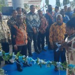 Ibu Gubernur Papua Yulce Enembe saat melakukan penguntingan pita pada Kantor Gubernur Papua di Kota Jayapura, Papua, Jumat (30/12). (ANTARA/ Qadri Pratiwi)-1672626283
