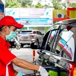 Iilustrasi petugas SPBU sedang melakukan pengisian bahan bakar/ist-1672715955