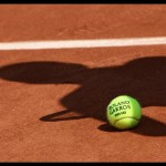 ilustrasi - Bola resmi turnamen tenis dengan bayang-bayang seorang pemain tenis diatas tanah. ANTARA/Shutterstock/pri.-1674181708