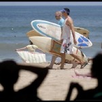 Ilustrasi - Dua wisatawan asing membawa selancar saat berlibur di Pantai Kuta, Bali. FOTO ANTARA/Nyoman Budhiana/ss/hp/aa.-1672642703