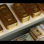 Ilustrasi - Emas batangan dan uang kertas Dolar AS dalam brankas. ANTARA/REUTERS/Heinz-Peter Bader/aa.-1672904836