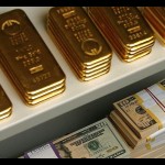 Ilustrasi - Emas batangan dan uang kertas dolar AS dalam brankas. ANTARA/REUTERS/Heinz-Peter Bader/aa.-1673317722