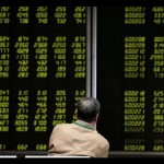 Ilustrasi - Investor memantau pergerakan Indeks Shanghai di Bursa Saham China. ANTARA/REUTERS/Jason Lee/aa.-1672803110