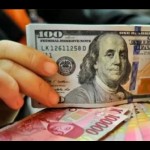 Ilustrasi - Lembaran mata uang rupiah dan dolar AS. ANTARA FOTO/Puspa Perwitasari/aa.-1672714178