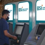 Ilustrasi: Nasabah sedang melakukan tarik tunai di ATM BSI. (ANTARA/HO-BSI)-1672727069