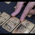 Ilustrasi: Pegawai menata emas batangan di Jakarta. ANTARA FOTO/Muhammad Adimaja/wsj.-1674530202