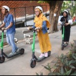 Ilustrasi - Pengguna menggunakan otopet atau skuter listik di Jakarta. (ANTARA FOTO/Akbar Nugroho Gumay/foc)-1674183580