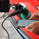 Ilustrasi. Pengisian daya listrik untuk kendaraan listrik dari rumah. ANTARA Foto/HO-Humas PLN UID Sulselrabar-1674715185