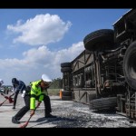 Ilustrasi - Personel lalu lintas saat membersihkan lokasi kecelakaan (ANTARA)-1673246240