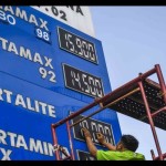 Ilustrasi: Petugas mengganti papan informasi jelang kenaikan harga Bahan Bakar Minyak (BBM) di sebuah SPBU, Jakarta. ANTARA FOTO/Galih Pradipta/wsj.-1672642832