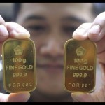 Ilustrasi: Pramuniaga menunjukkan emas batangan Aneka Tambang (Antam) untuk investasi di sebuah gerai emas di Malang, Jawa Timur. (ANTARA FOTO/Ari Bowo Sucipto/hp.)-1672716150