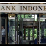 Ilustrasi - Sejumlah pegawai melintasi lobi gedung Bank Indonesia di Jakarta. (FOTO ANTARA/Puspa Perwitasari/ss/pd/aa.)-1674036497