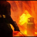 Ilustrasi - Seorang pemadam berusaha memadamkan api dari sebuah ledakan tabung gas. (ANTARA/HO-Aspri/am.)-1673572442