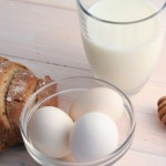 Ilustrasi-- Susu dan telur. Protein hewani antara lain bisa diperoleh dari susu dan telur. (Pixabay)-1674703176