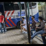 Ilustrasi - Warga antre untuk memperpanjang surat izin mengemudi (SIM) di layanan SIM Keliling Kalibata, Jakarta. ANTARA FOTO/Galih Pradipta/hp/aa.-1673403206