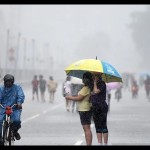 Ilustrasi - Warga berteduh di bawah payung ketika hujan lebat mengguyur kawasan MH Thamrin dan Bunderan HI, Jakarta. (ANTARA FOTO/M Agung Rajasa/pd/aa.)-1673834893