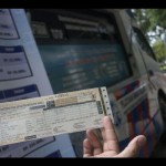 Ilustrasi - Warga menunjukkan STNK yang baru diperpanjang di Samsat Keliling, Jakarta. ANTARA FOTO/Rosa Panggabean/foc/aa.-1673490142