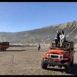 Ilustrasi - Wisatawan berpose di atas kendaraan jeep di kawasan Taman Nasional Bromo Tengger Semeru, di Jawa Timur. ANTARA/Vicki Febrianto.-1672655049