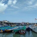 Kapal-kapal nelayan lego jangkar di sekitar Tempat Pelelangan Ikan (TPI) Oeba, Kota Kupang, NTT, Sabtu (7/1/2023). (ANTARA/Aurelia Edonero)-1673239385