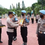 Kapolres Alor AKBP Ari Satmoko (kiri) saat memimpin upacara pemecatan Seorang anggota Polisi yang bertugas di Polres Alor/ ANTARA/Ho-Polres Alor-1673514650