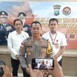 Kapolres Bintan AKBP Tidar Wulung Dahono didampingi Kasat Reskrim dan Kasat Narkoba. ANTARA/Ogen-1672644718