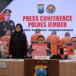 Kapolres Jember AKBP Hery Purnomo menunjukkan barang bukti narkoba dalam konferensi pers yang digelar di Mapolres Jember, Senin (9/1/2023). ANTARA/HO-Polres Jember-1673337896