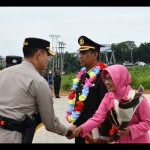 Kapolres Kubu Raya beserta istri memberikan penghargaan kepada personel Polres Kubu Raya yang berprestasi (ANTARA/Rendra Oxtora)-1672645770