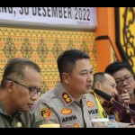 Kapolres Singkawang, AKBP Arwin Amrih Wientama memberikan keterangan pers kepada sejumlah wartawan di Singkawang (ANTARA/Rudi)-1672647546