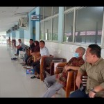 Keluarga Wakil Bupati Kabupaten Kaur Herlian Muchrim menunggu di depan kamar Super VIP RSUD M. Yunus Bengkulu. (ANTARA/Anggi Mayasari)-1672632986