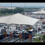 Kendaraan melintasi Gerbang Tol Cikampek Utama menuju Ibu Kota DKI Jakarta pada musim libur Tahun Baru 2023. (ANTARA/HO-Jasa Marga).-1672655780