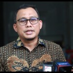 Kepala Bagian Pemberitaan KPK Ali Fikri (tengah) memberikan keterangan pers. ANTARA FOTO/Reno Esnir/aww-1673246993