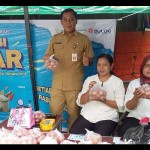 Kepala Disperindag Jember Bambang Saputro saat meninjau operasi pasar di Pasar Tanjung Jember, Senin (16/1/2023). (ANTARA/Zumrotun Solichah)-1673852654