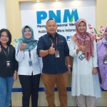 Kepala PNM Cabang Babel Daniel Silitonga (tengah) bersama staf. (ANTARA/ Donatus Dasapurna)-1673509955