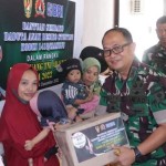 Komandan Kodim (Kodim) 1418 Mamuju, Kolonel Inf M Imasfy, SE, memberikan bantuan bagi penderita stunting di Mamuju, Senin (16/1/2023). ( ANTARA/ M Faisal Hanapi)-1673919787